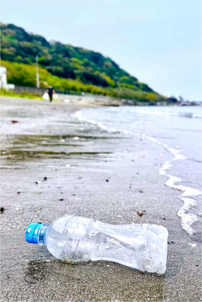 海辺に捨てられたペットボトル